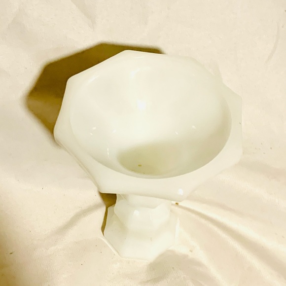 Unique Vtg Milk glass dbl sided candle holder 4.5x4” excellent condition! - Picture 4 of 5